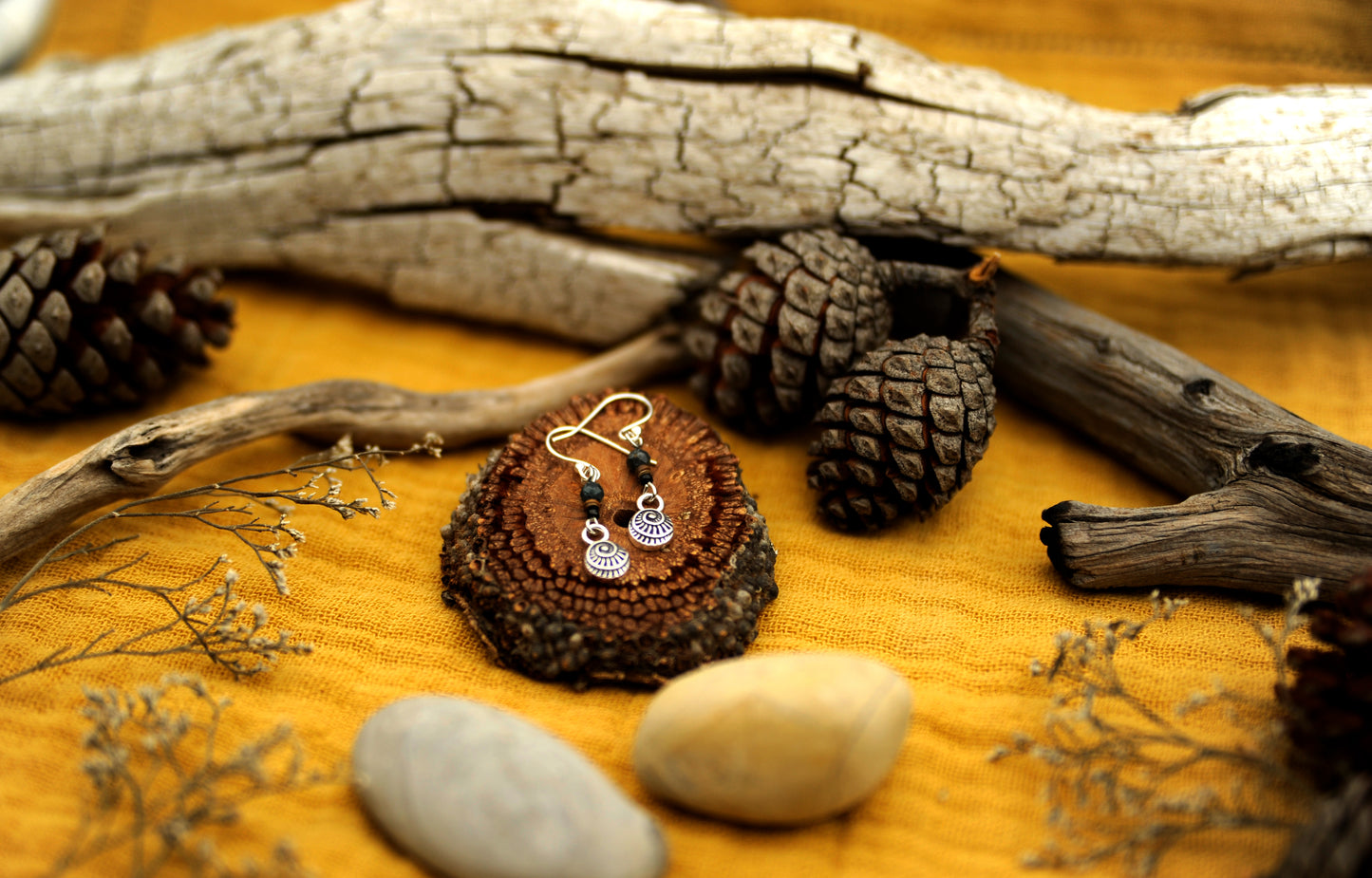 Silber Ohrringe mit Granat und Muschel – Feiner Boho Schmuck