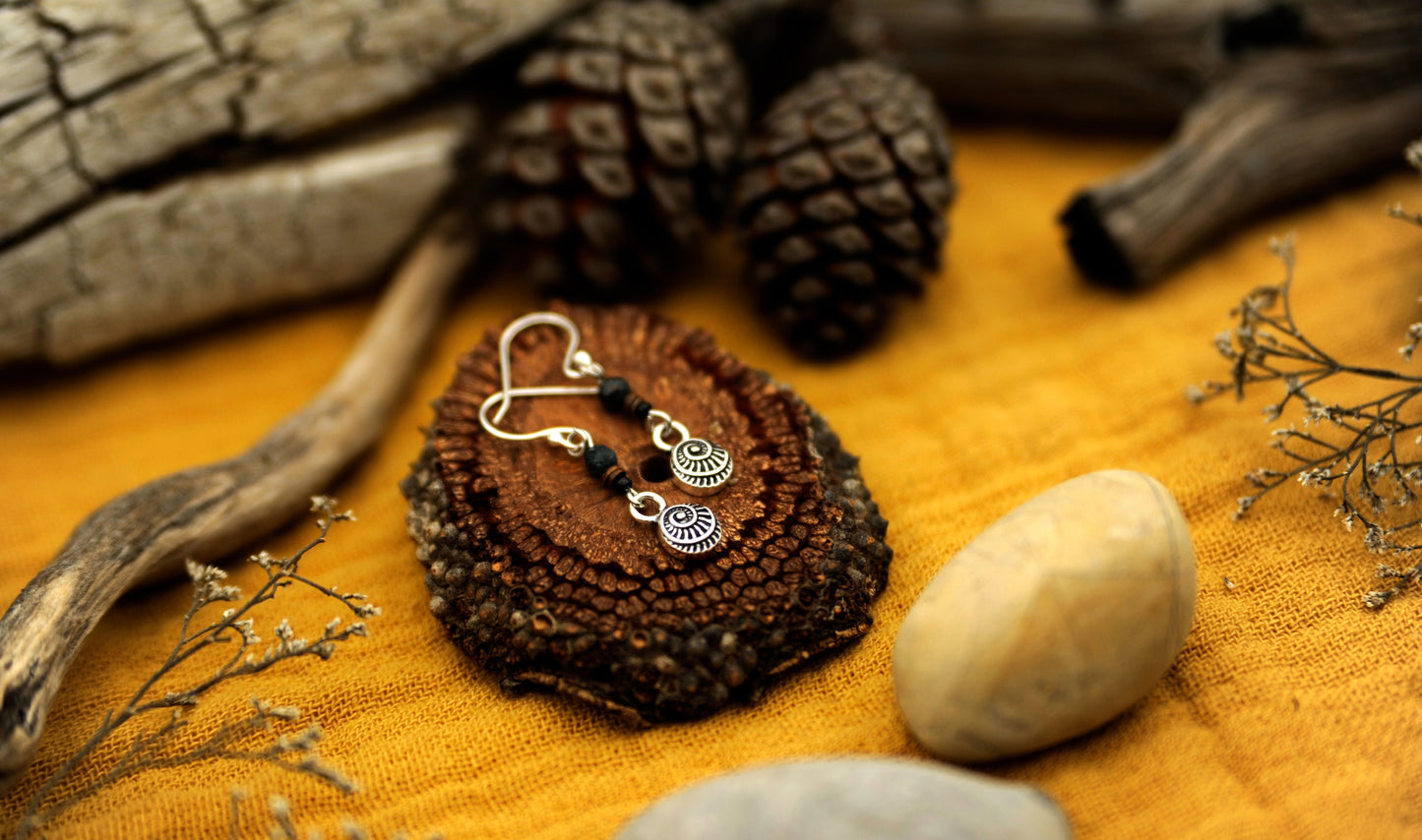 Silber Ohrringe mit Granat und Muschel – Feiner Boho Schmuck