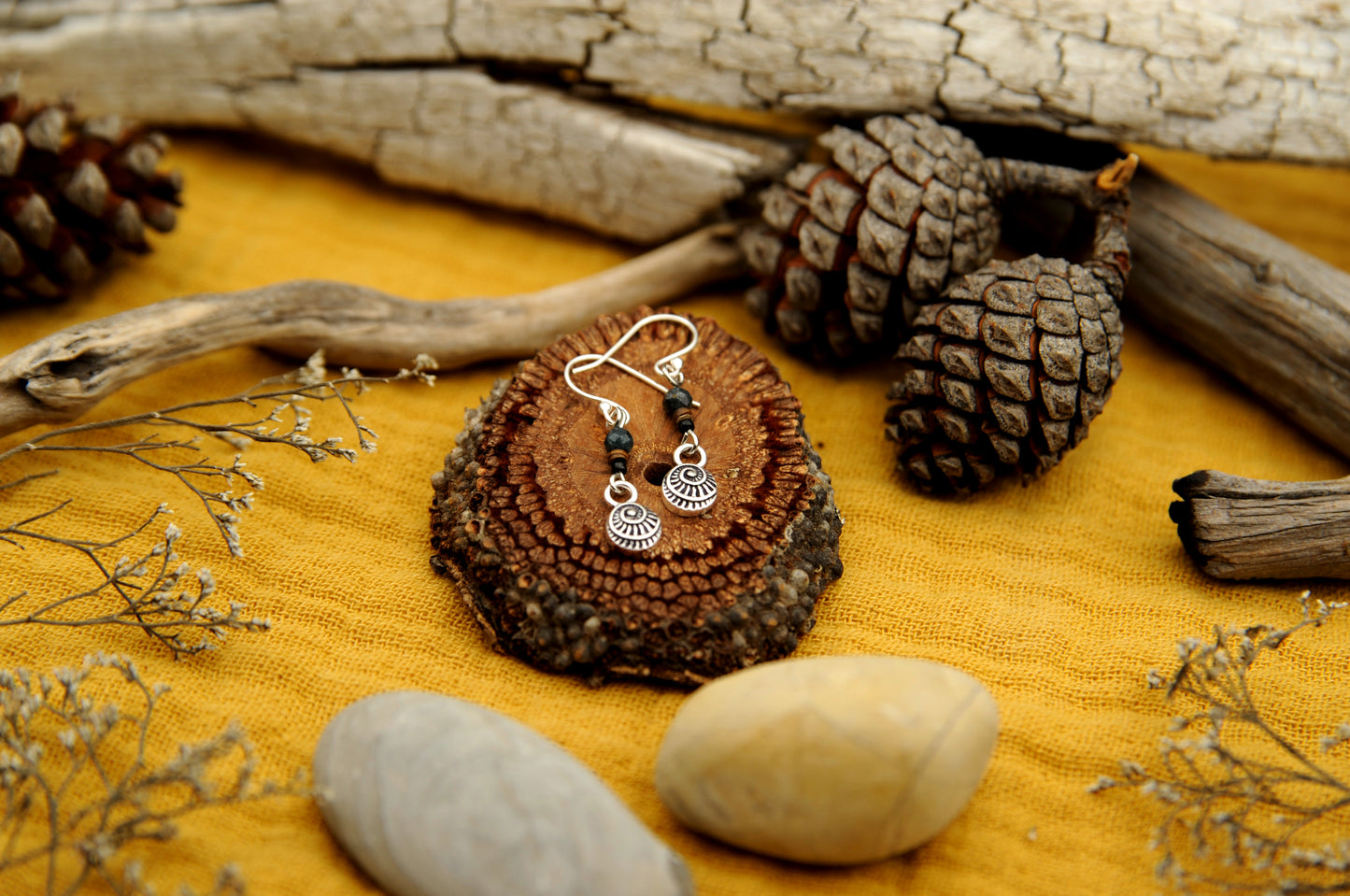 Silber Ohrringe mit Granat und Muschel – Feiner Boho Schmuck