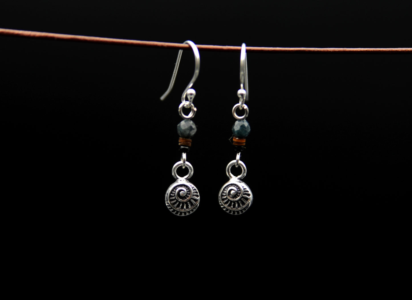 Silber Ohrringe mit Granat und Muschel – Feiner Boho Schmuck