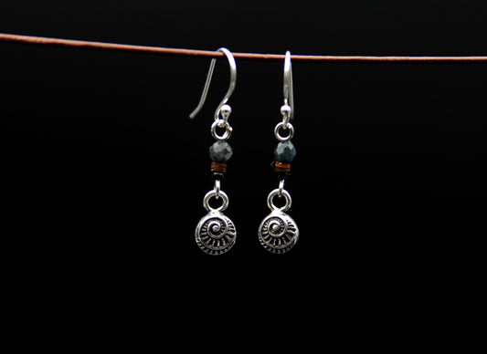 Silber Ohrringe mit Granat und Muschel – Feiner Boho Schmuck