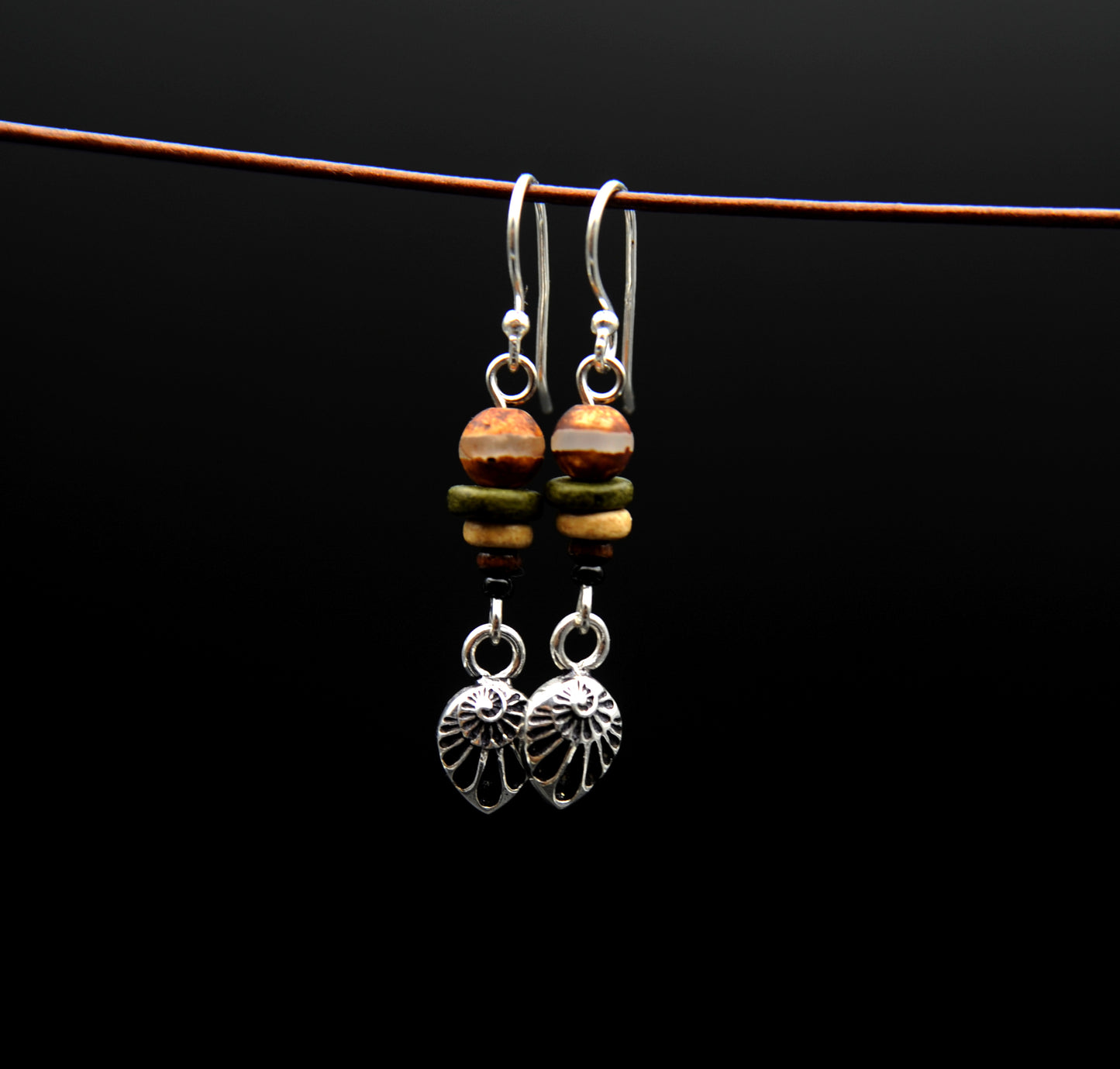 Silver Ammonite – Ohrringe aus 925er Silber & Dzi-Glasperle