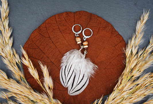 Federohrringe aus Silberfasan-Rupffedern – Klein, Leicht & Boho-Style