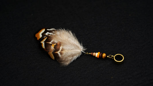 Feder Dread Anhänger Natur – Fasanenfeder mit Holzperlen | Boho Dreadschmuck
