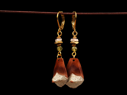 Handgefertigte Kiefernzapfen-Schuppen Ohrringe mit grünem Granat & Muschel – Naturunikat