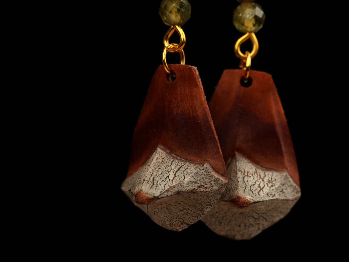 Handgefertigte Kiefernzapfen-Schuppen Ohrringe mit grünem Granat & Muschel – Naturunikat