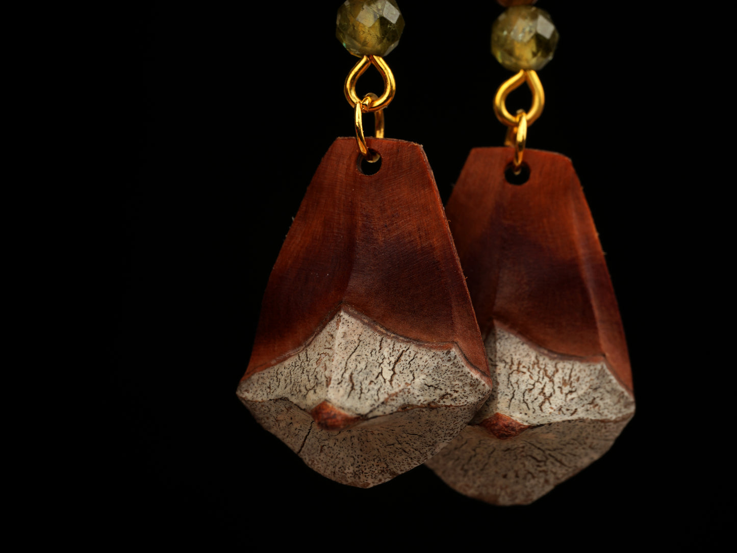 Handgefertigte Kiefernzapfen-Schuppen Ohrringe mit grünem Granat & Muschel – Naturunikat