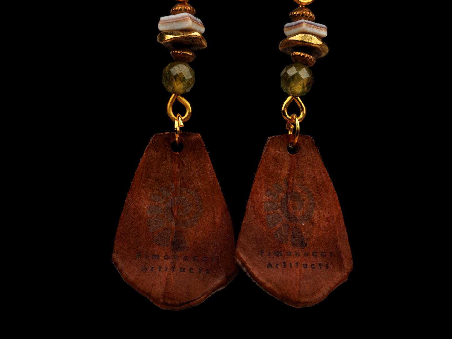 Handgefertigte Kiefernzapfen-Schuppen Ohrringe mit grünem Granat & Muschel – Naturunikat