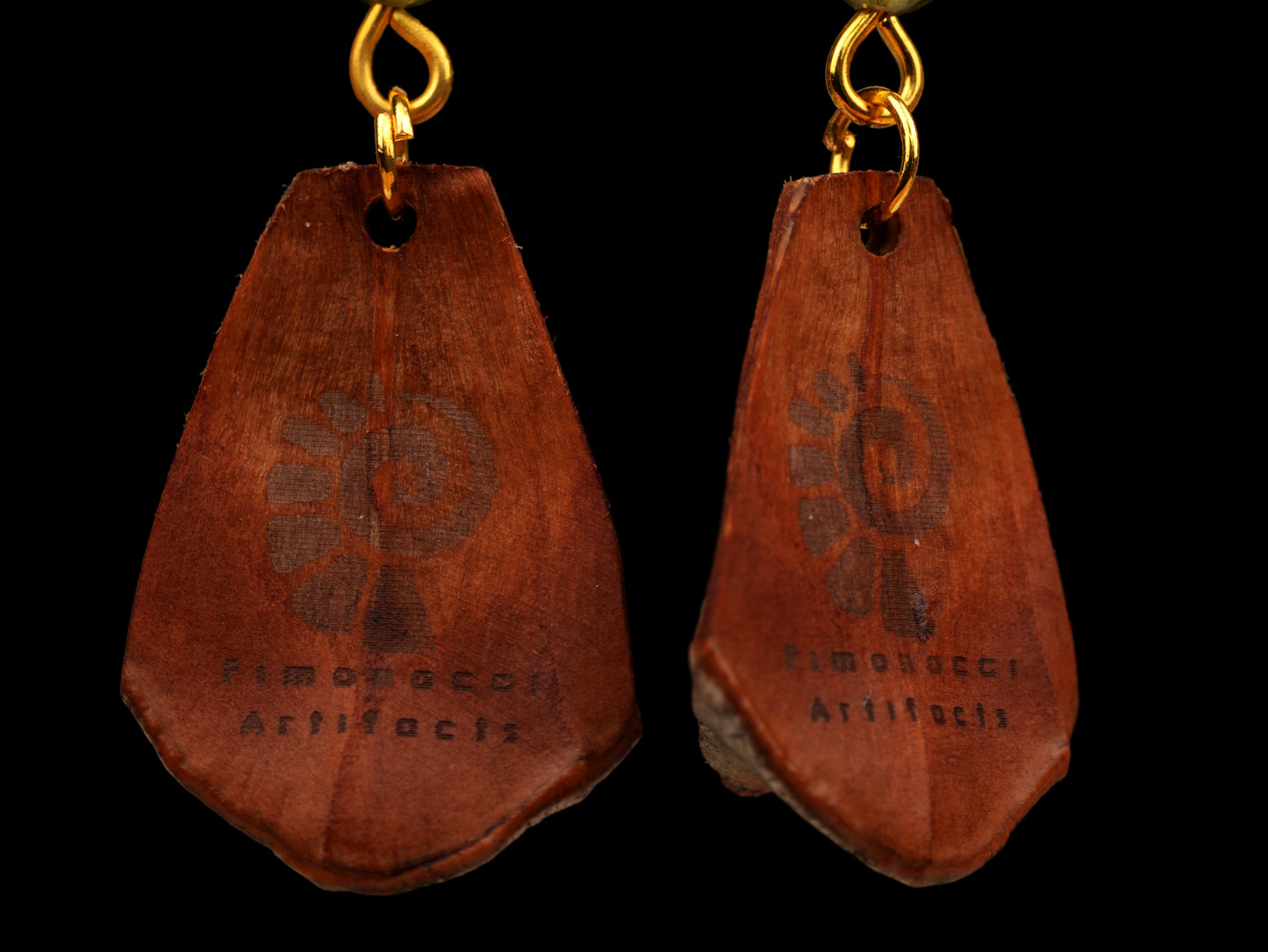 Handgefertigte Kiefernzapfen-Schuppen Ohrringe mit grünem Granat & Muschel – Naturunikat