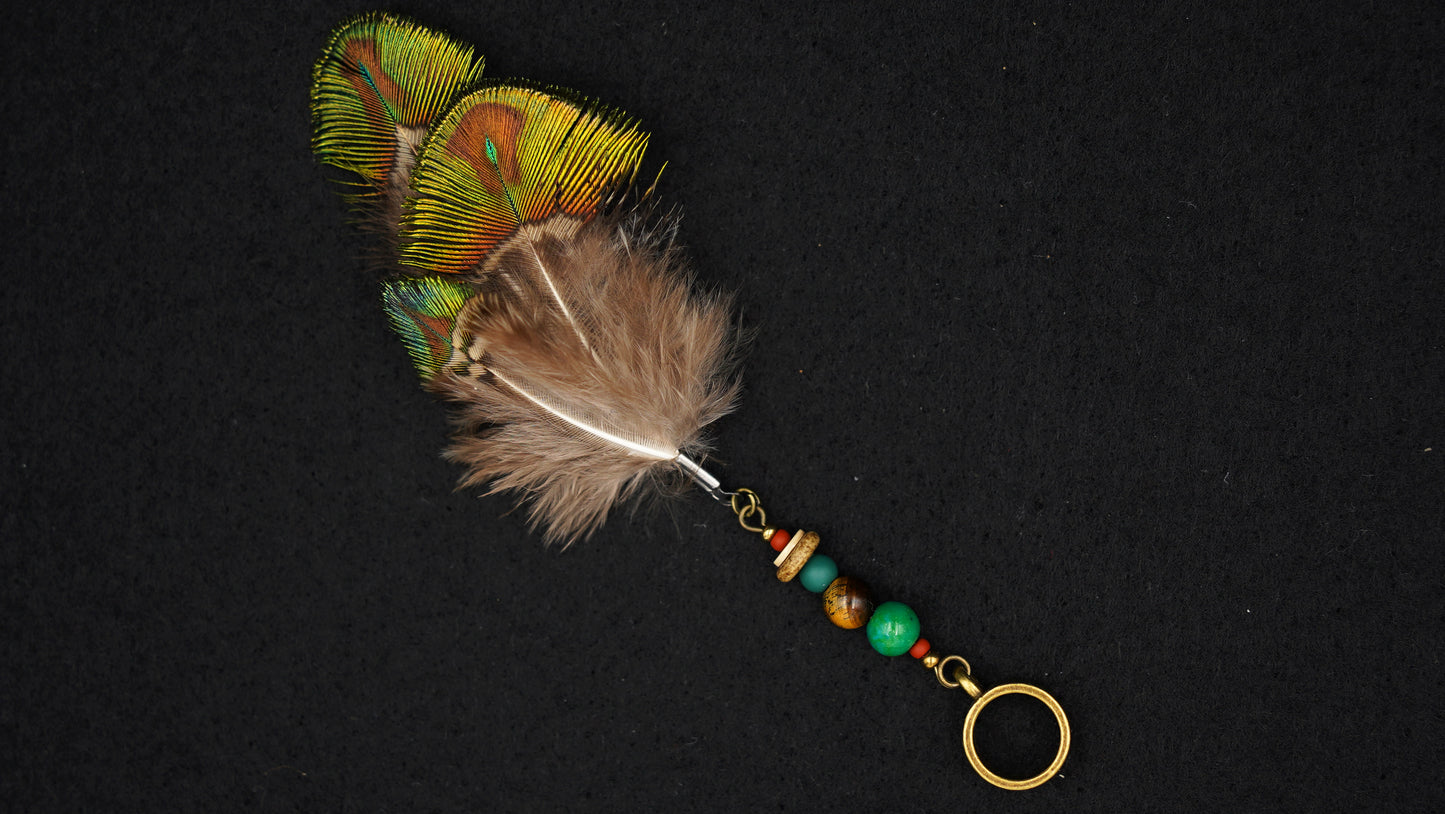 Feder Dread Anhänger Pfauenfeder – Edelstein & Holzperlen | Boho Natur Dreadschmuck
