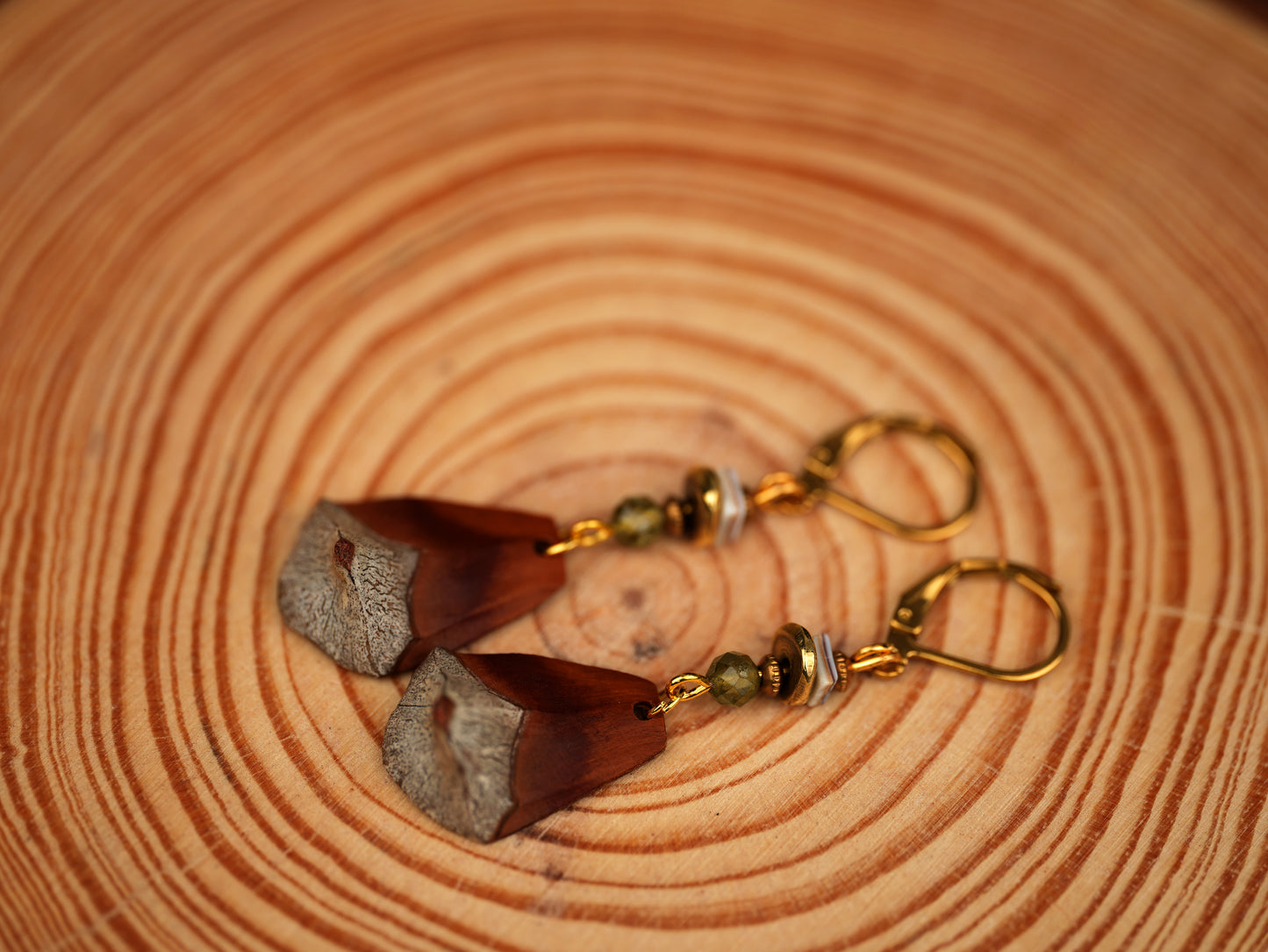 Handgefertigte Kiefernzapfen-Schuppen Ohrringe mit grünem Granat & Muschel – Naturunikat