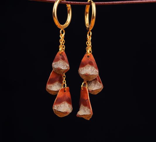 Kleine Kiefernzapfen Hänge Ohrringe im Bündel, an Gold Ketten, mit Fimonacci Gravur