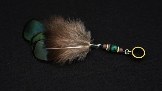 Feder Dread Anhänger Grün – Pfauenfasan & Türkisperle | Boho Natur Dreadschmuck