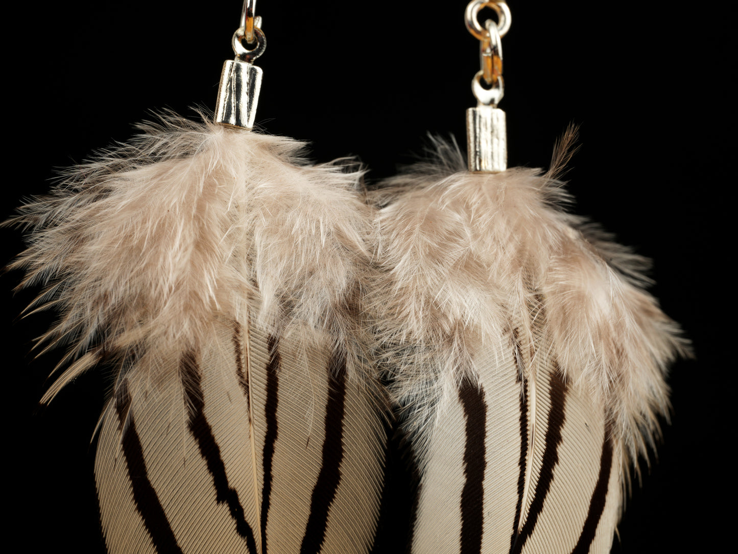 Federohrringe aus Silberfasan mit Kyanit – handgefasst in Silber, leichte elegante Unikate