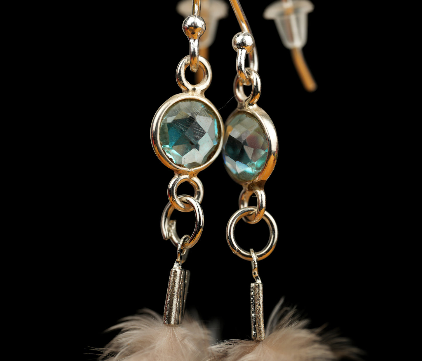 Federohrringe aus Silberfasan mit Kyanit – handgefasst in Silber, leichte elegante Unikate