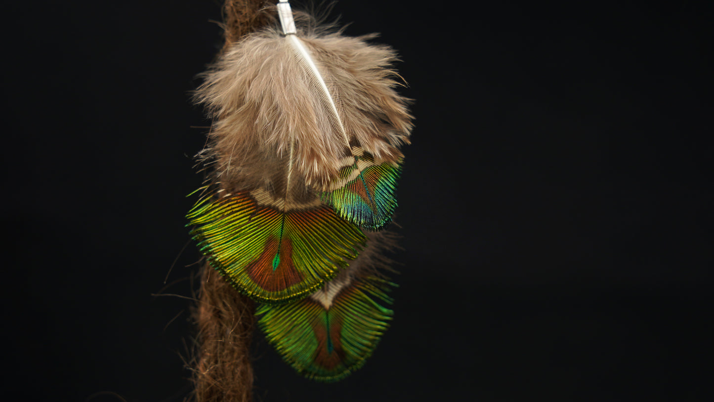 Feder Dread Anhänger Pfauenfeder – Edelstein & Holzperlen | Boho Natur Dreadschmuck