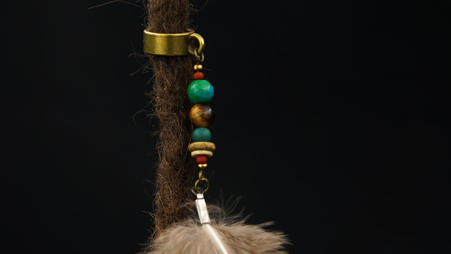 Feder Dread Anhänger Pfauenfeder – Edelstein & Holzperlen | Boho Natur Dreadschmuck