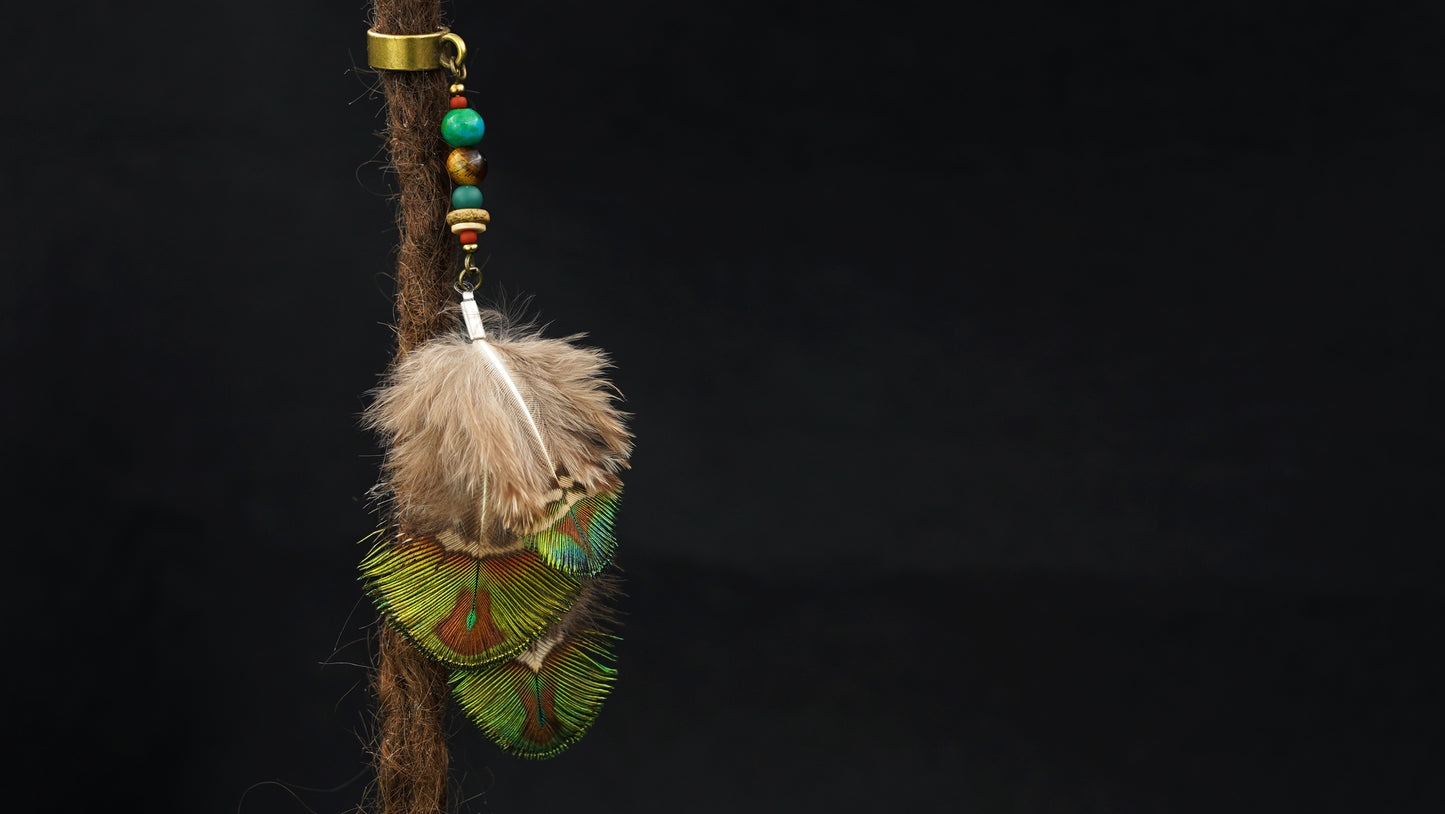 Feder Dread Anhänger Pfauenfeder – Edelstein & Holzperlen | Boho Natur Dreadschmuck
