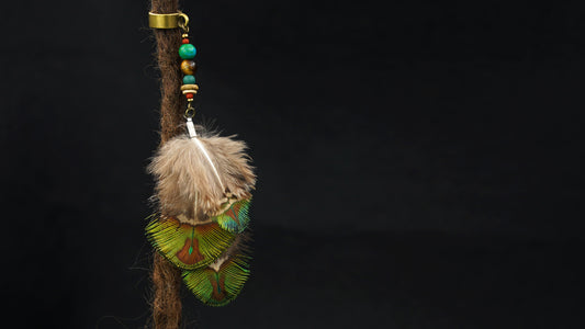Feder Dread Anhänger Pfauenfeder – Edelstein & Holzperlen | Boho Natur Dreadschmuck