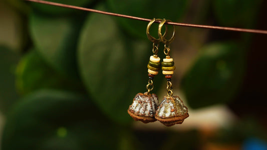 Eukalyptus-Zapfen-Ohrringe mit Granat & Keramik-Discs