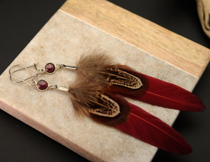 Federohrringe mit Granat in Silber – rote Gänsefeder & Wildfasan – Ansicht 7