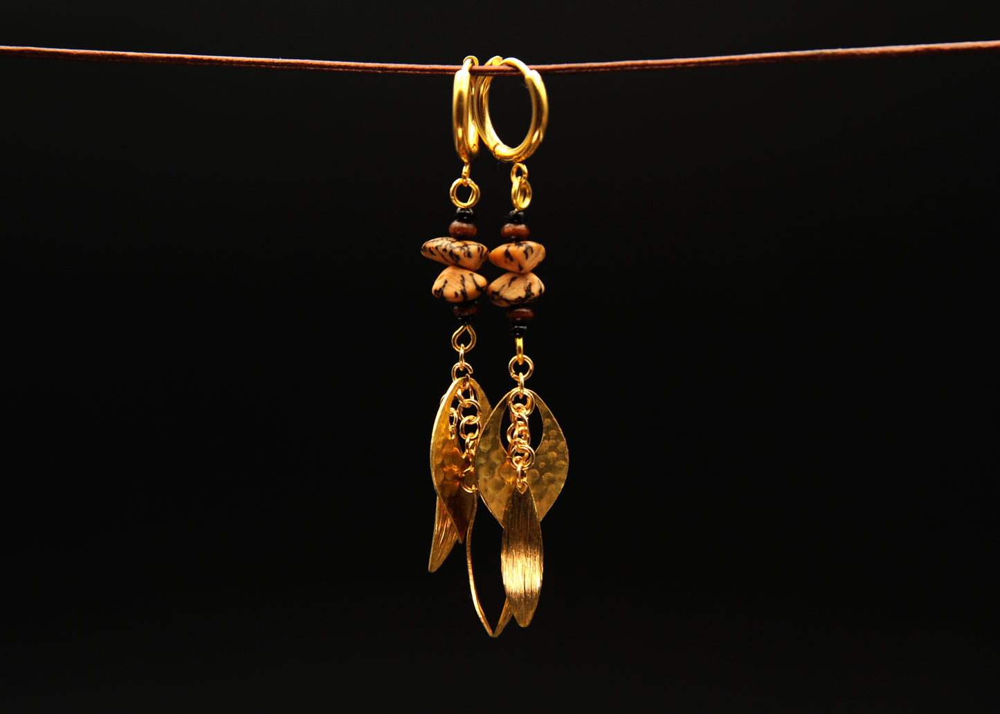 Golden Leaves – Ohrringe aus goldfarbenen Edelstahl Blättern mit Betelnuss- & Holzdetails