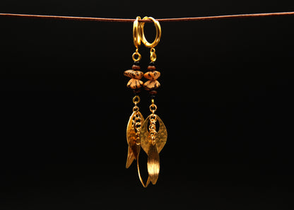 Golden Leaves – Ohrringe mit goldfarbenen Blättern, Betelnuss & Holz