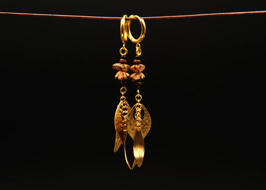 Golden Leaves – Ohrringe aus goldfarbenen Edelstahl Blättern mit Betelnuss- & Holzdetails