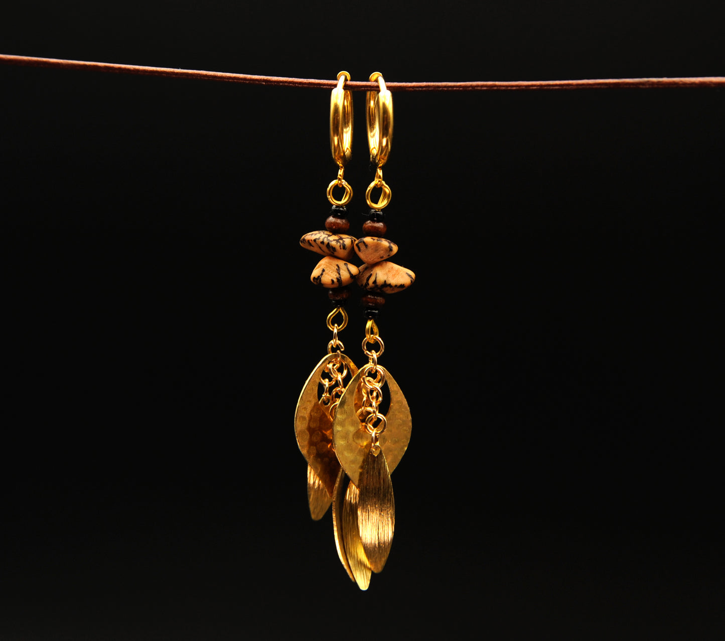 Golden Leaves – Ohrringe aus goldfarbenen Edelstahl Blättern mit Betelnuss- & Holzdetails