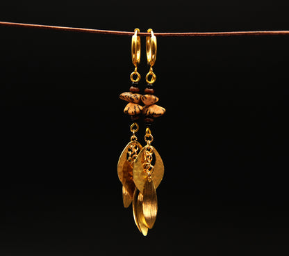 Golden Leaves – Ohrringe mit goldfarbenen Blättern, Betelnuss & Holz – Ansicht 2