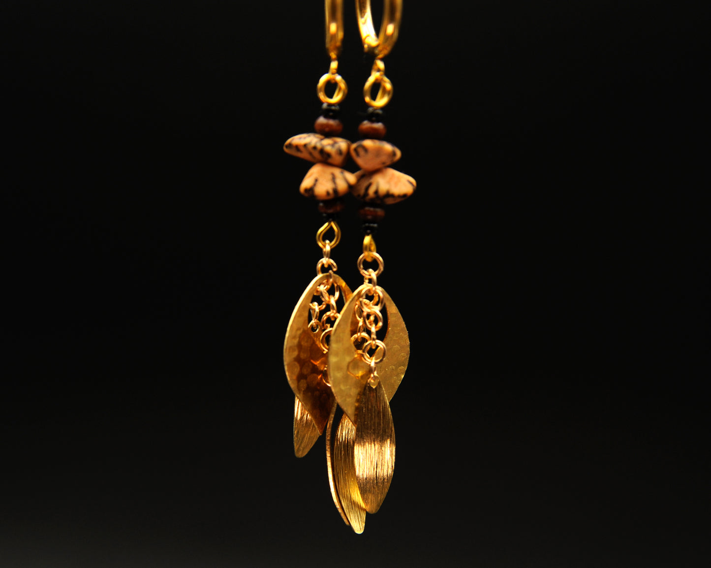 Golden Leaves – Ohrringe aus goldfarbenen Edelstahl Blättern mit Betelnuss- & Holzdetails