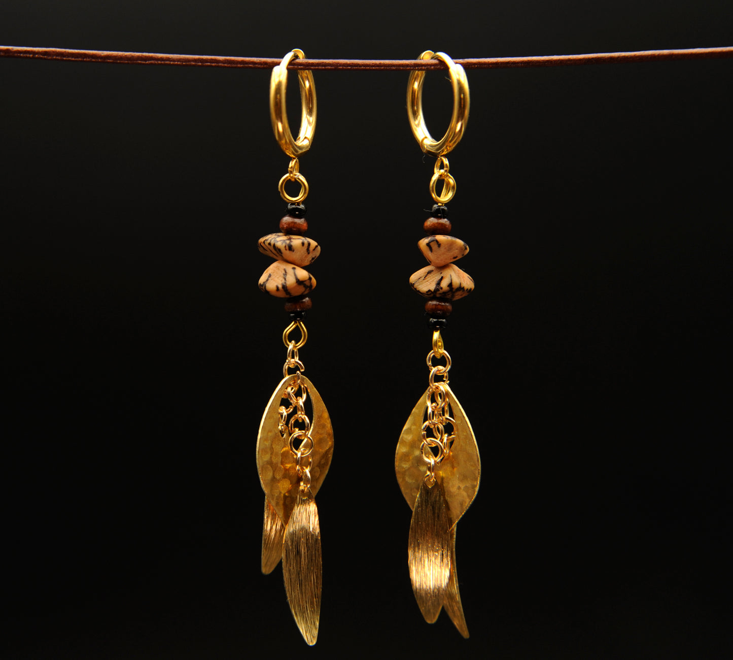 Golden Leaves – Ohrringe aus goldfarbenen Edelstahl Blättern mit Betelnuss- & Holzdetails