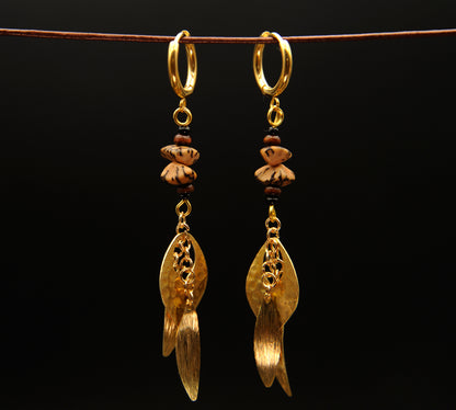 Golden Leaves – Ohrringe mit goldfarbenen Blättern, Betelnuss & Holz – Ansicht 4