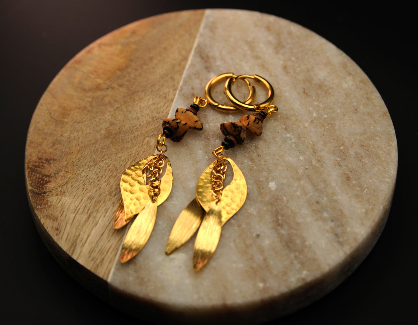 Golden Leaves – Ohrringe aus goldfarbenen Edelstahl Blättern mit Betelnuss- & Holzdetails