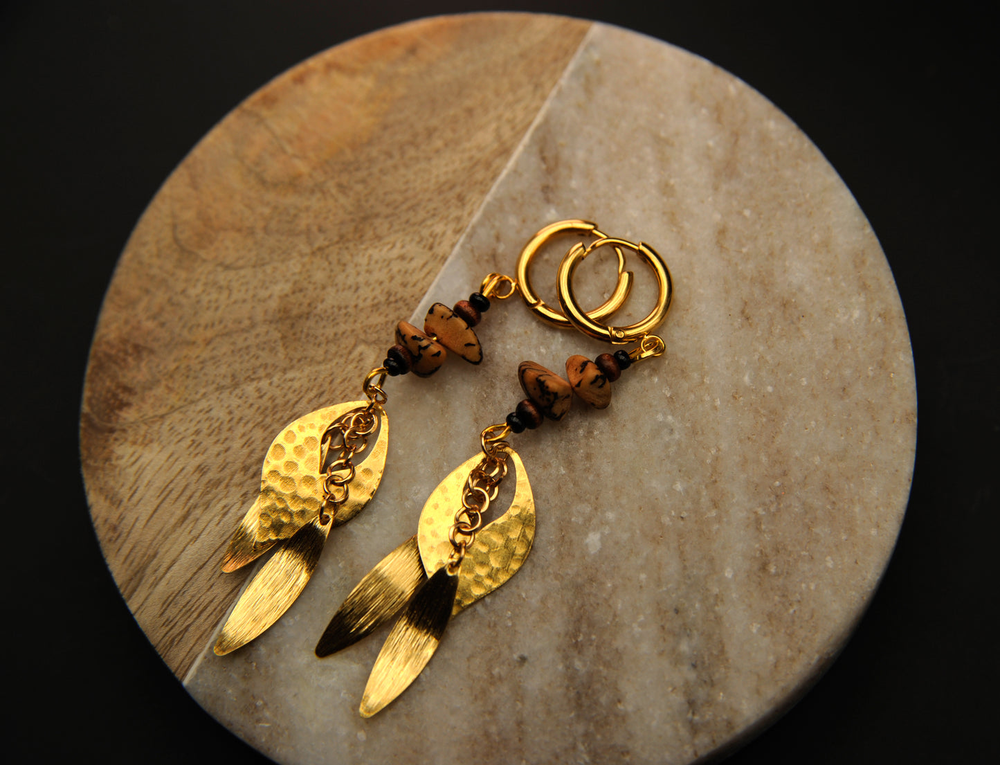 Golden Leaves – Ohrringe aus goldfarbenen Edelstahl Blättern mit Betelnuss- & Holzdetails