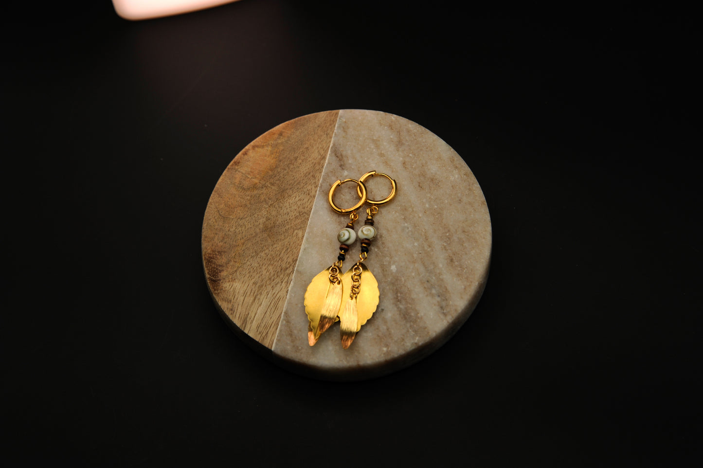 Golden Spiral – Ohrringe mit Schneckenperle & goldenen Blättern