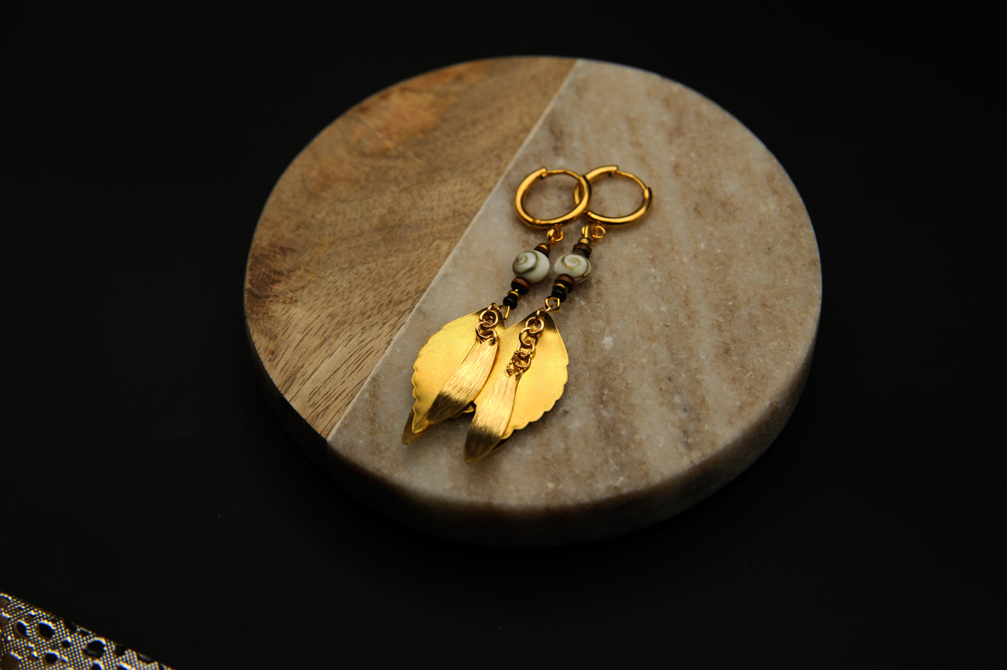 Golden Spiral – Ohrringe mit Schneckenperle & goldenen Blättern