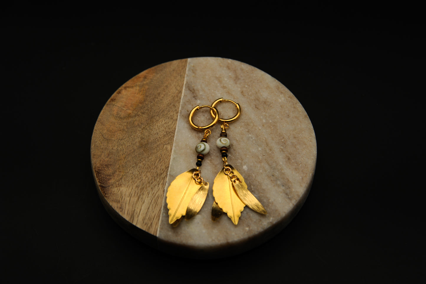Golden Spiral – Ohrringe mit Schneckenperle & goldenen Blättern