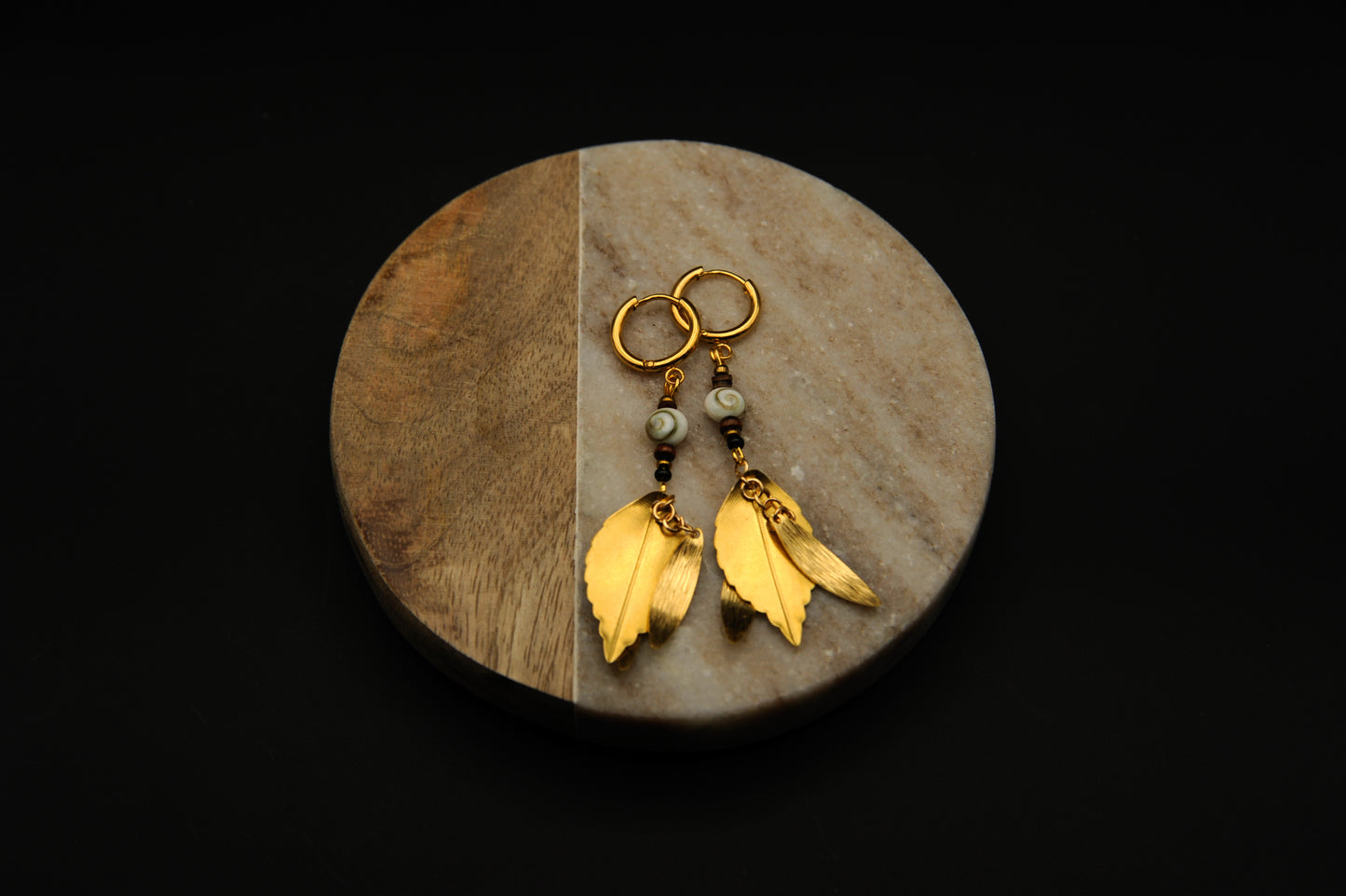 Golden Spiral – Ohrringe mit Schneckenperle & goldenen Blättern