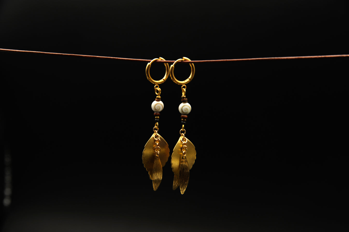 Golden Spiral – Ohrringe mit Schneckenperle & goldenen Blättern