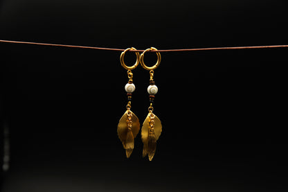 Golden Spiral – Ohrringe mit Schneckenperle & goldenen Blättern – Ansicht 8