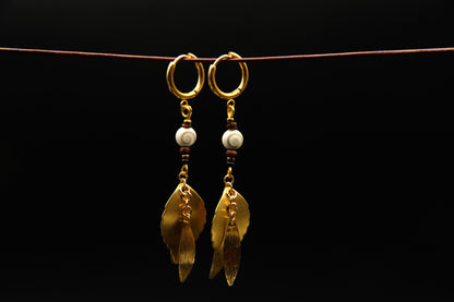 Golden Spiral – Ohrringe mit Schneckenperle & goldenen Blättern – Ansicht 4