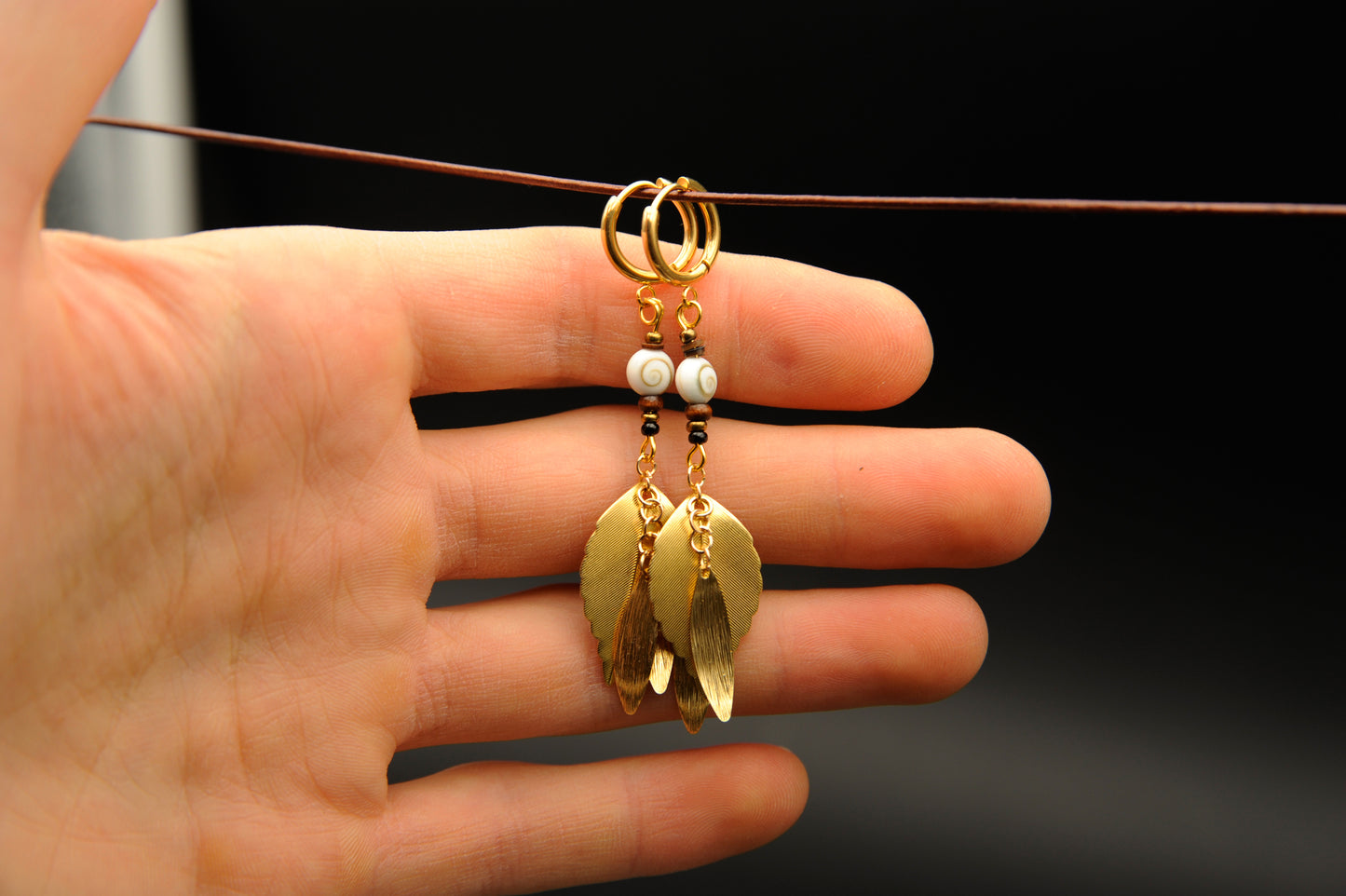 Golden Spiral – Ohrringe mit Schneckenperle & goldenen Blättern