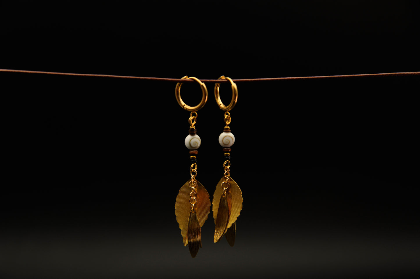 Golden Spiral – Ohrringe mit Schneckenperle & goldenen Blättern