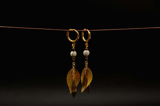 Golden Spiral – Ohrringe mit Schneckenperle & goldenen Blättern