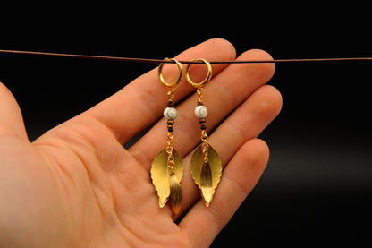 Golden Spiral – Ohrringe mit Schneckenperle & goldenen Blättern – Ansicht 2
