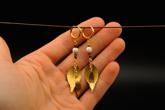 Golden Spiral – Ohrringe mit Schneckenperle & goldenen Blättern