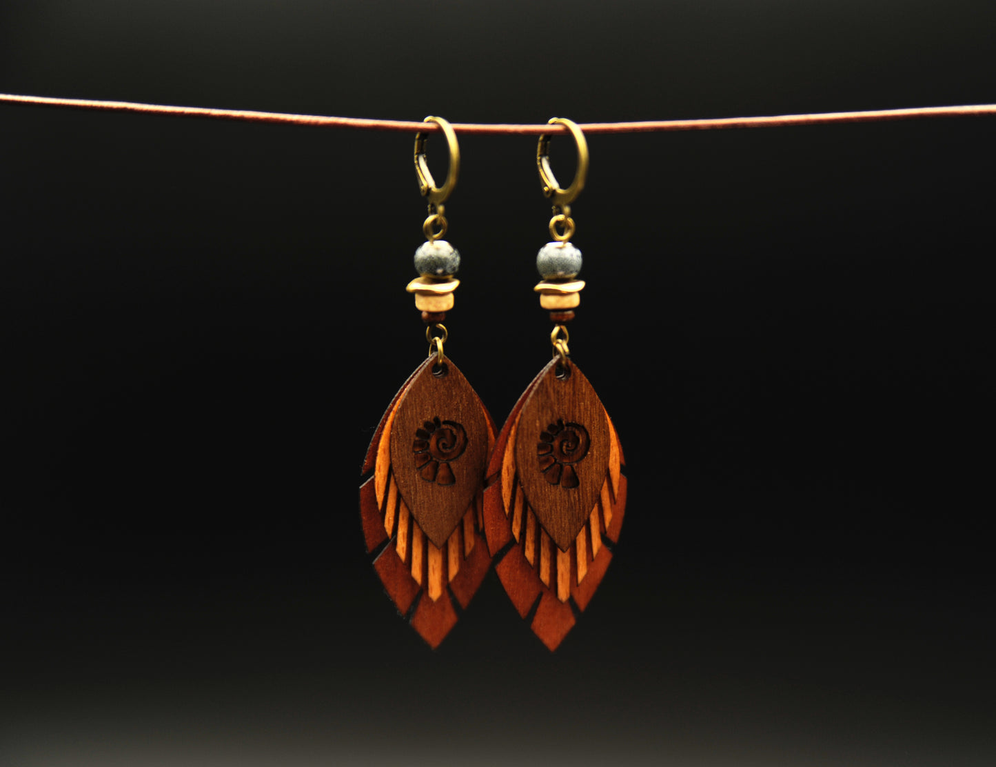 Fimonacci Leaves – Holzohrringe mit Türkis & Logo-Ausschnitt