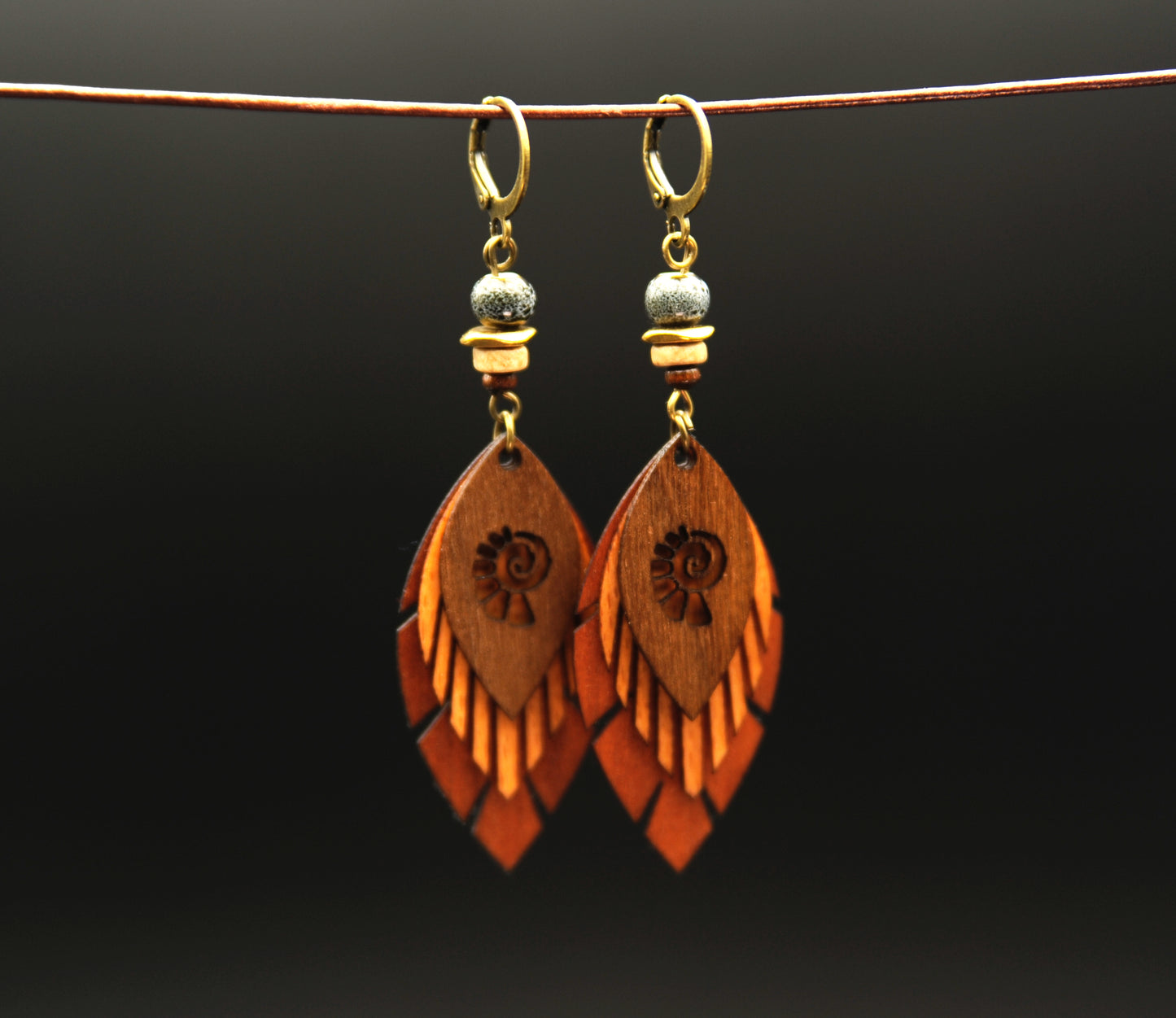 Fimonacci Leaves – Holzohrringe mit Türkis & Logo-Ausschnitt