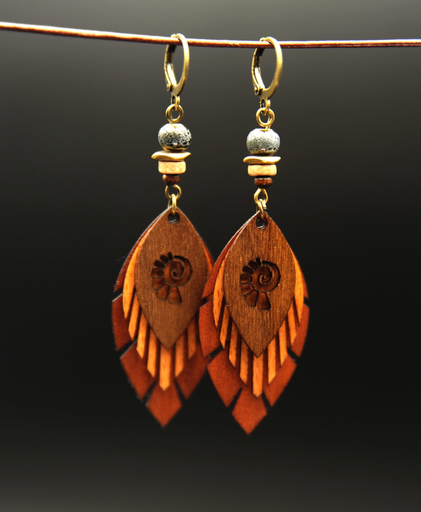 Fimonacci Leaves – Holzohrringe mit Türkis & Logo-Ausschnitt